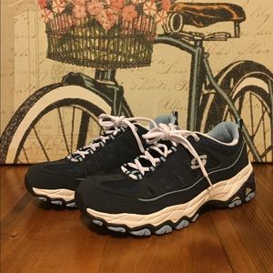 Women’s Skecher Sneakers - Size 9